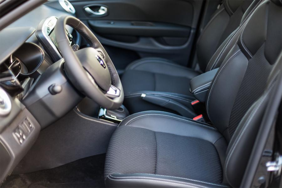 Интерьер Renault Clio Duel Estate 2017 года  (фото 12 из 14)